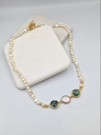 Πέρλες γλυκού νερού με ημιπολύτιμες πέτρες στο κέντρο.