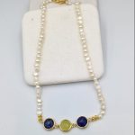 Πέρλες γλυκού νερού με ημιπολύτιμες πέτρες στο κέντρο.