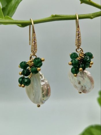 Μαργαριτάρια γλυκού νερού και πράσινοι αχάτες.