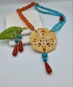 Κολιέ με turquoise ,αχατες και μεγάλο motif αχατη.