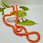 Κολιέ με κοράλλια δεμένα κόμπο κόμπο. 140 ευρώ. 100εκ. Σκουλαρίκια με μαργαριτάρια γλυκού νερού. 60 ευρώ.