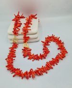 Δύο ενωμενα κολιέ με κοράλλια.