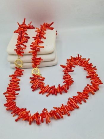 Δύο ενωμενα κολιέ με κοράλλια.