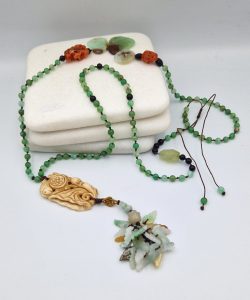 Κολιέ με jade, χρυσοπρασιο, αχάτες, κοράλλια και κόκκαλο.