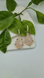 Ροζ αχατες και πολύχρωμα zircon.