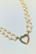 Μαργαριτάρια γλυκού νερού και κούμπωμα με χρωματιστα zircon.