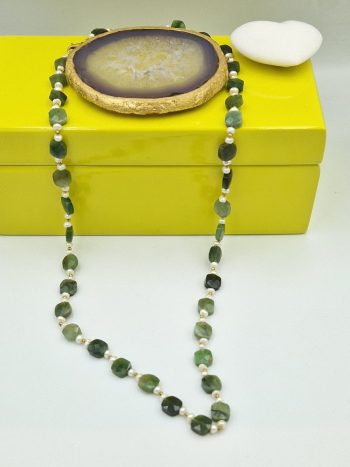 Jade και μαργαριτάρια γλυκού νερού.