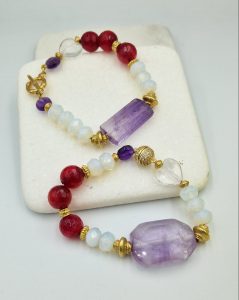 Αμέθυστοι ,αχάτες ,φεγγαρόπετρες .