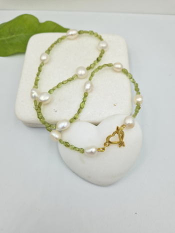 Peridots και μαργαριτάρια γλυκού νερού